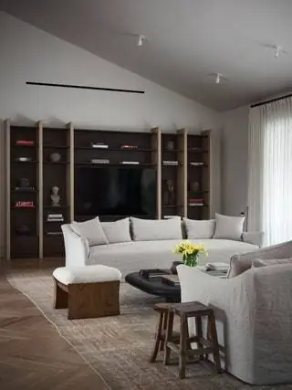 В семейной комнате диваны, каменный стол и пуфики Pagoda изготовлены Studio Osklo