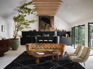 В гостиной диван от Royere, журнальный столик Coin от Studio OSKLO, а стулья от Gio Ponti