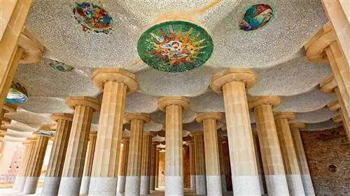 Весь МОДЕРНИЗМ ГАУДИ собран в КНИГЕ