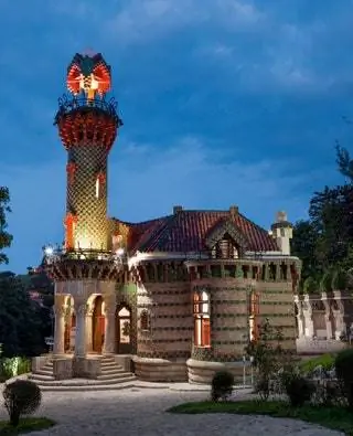 El Capricho Comillas 18831885. Входной портик летнего дома растет вверх, превращаясь в…
