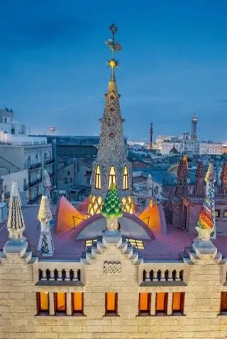Дворец Гуэля Барселона 1885-1889. Использование красочных тренкади в дизайне дымоходов преображает плоскую крышу…