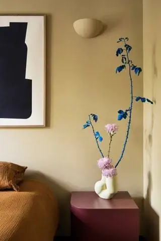 В спальне стены в земляных тонах и стол Ksell с Zara Home