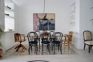 В столовой использованы стулья Thonet Vienna Nº18. На стене работа отца владельца и архитектора