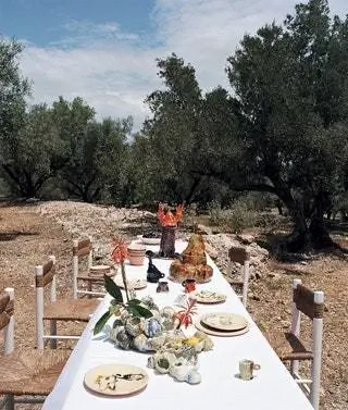 Часть коллекции настольных столешниц 1 Cop Amb Familia от Marria Pratts для La Cob alta со скульптурами и тарелками из трех…