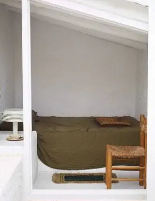 В другой комнате, доступной снаружи, одеяло от In Bed, стул от Antique Boutique и ковер от Els Encants.nbsp