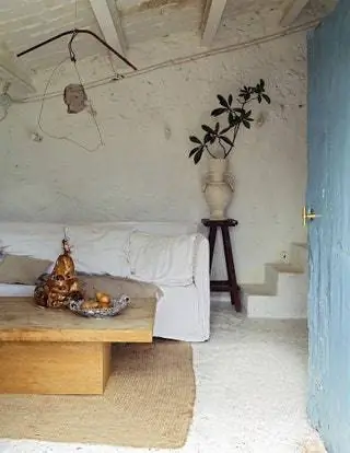 В гостиной диван, обтянутый льняной тканью, и стол, сделанные на заказ, и джутовый ковер от Zara Home. Мобильный Кап-де-Валь-де-Эшмез…