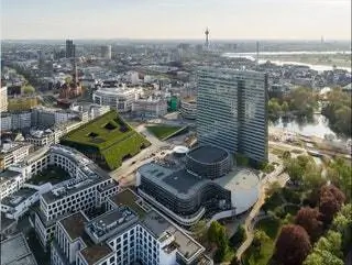 Офисы, магазины и зоны отдыха под одной зеленой крышей. Это предложение Ingenhoven Architects для…