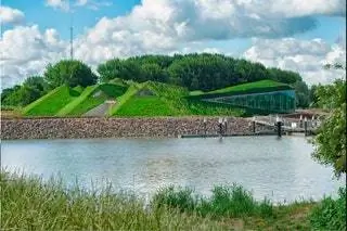 Никто бы не сказал, но под этим зеленым покровом находится музей. Это музей Бисбоша, расположенный в парке…