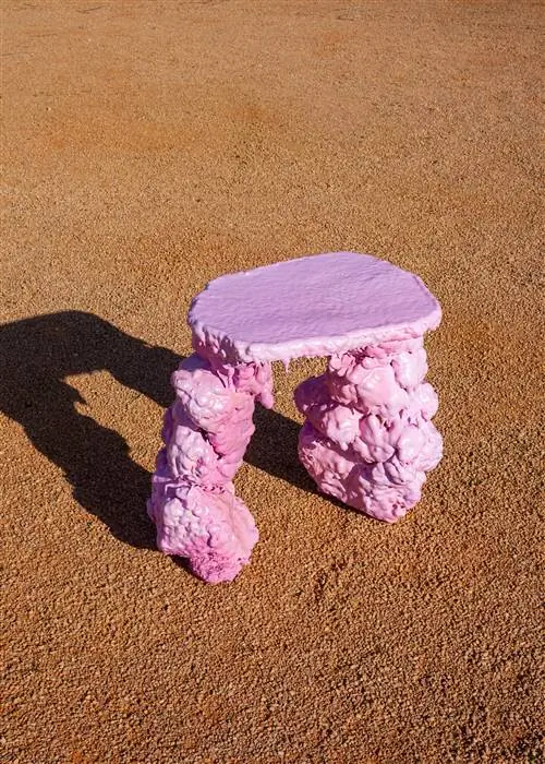 Розовый стол