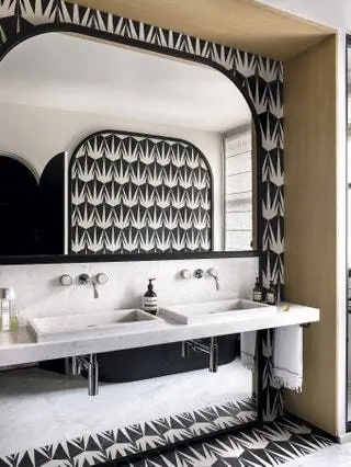 В ванной комнате плитка Hex Artichoke от Popham Design и раковины из каррарского мрамора