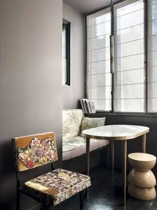На кухне мозаичный стол от Atelier Lilikpó, скамья для занятий с хлопком от La Tapicera и стул от Fragonard.nbsp