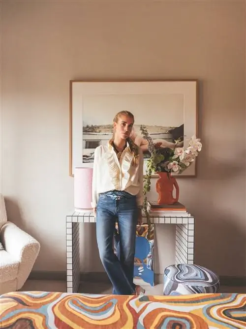 комната с белой мебелью