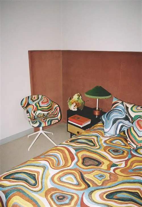 стена с манекенами, одетыми в белое