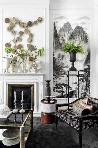 В гостиной кресло с обивкой из бархата Deco от CS by Baldaquino в цвете Ybarra Serret и табуретка из орехового дерева от Duistt, а также стол…
