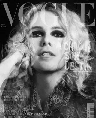 В первом акте Пачи Сантьяго воссоздал обложку Vogue, на которой Клаудия Шиффер появляется со своим мифическим жестом… В первом акте Пачи Сантьяго воссоздал обложку Vogue, на которой Клаудия Шиффер появляется со своим мифическим жестом…