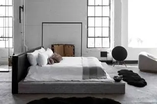В спальне постельное белье Society Linen, полосатое одеяло Tenfold от The Line и текстильные подушки… В спальне постельное белье Society Linen, полосатое одеяло Tenfold от The Line и текстильные подушки…