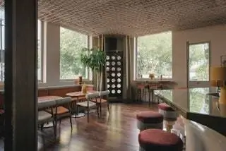 Ресторан занимает первый этаж Sister Jane Townhouse
