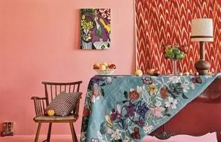 Стул из скандинавского тикового дерева и постельное белье Volutes de Roche Bobois About Flowers комод из коллекции 1. Marquises de Dedar…