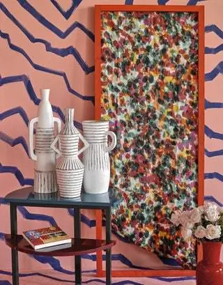 На журнальном столике Jules de Roche Bobois деревянные вазы от Area Living в обрамлении обивки Rebelle от Sonia Rykiel…