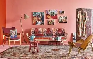 Скандинавское винтажное кресло и торшер из тикового дерева от 1stdibs и диван Original Studio Coach от Ercol. Перед журнальным столиком…