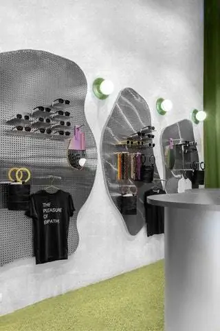 Была создана серия полок, в которых лотки и крючки можно легко перемещать и, таким образом, адаптировать…