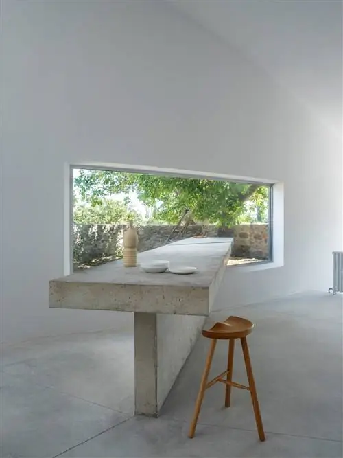 В этом впечатляющем доме в Авиле стол проходит сквозь стены