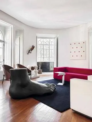 В гостиной UP7 foot от Gaetano Pesce для дивана BB Italia Big Blox от Jehs Laub для журнального столика Cassina Diana E от Konstantin…