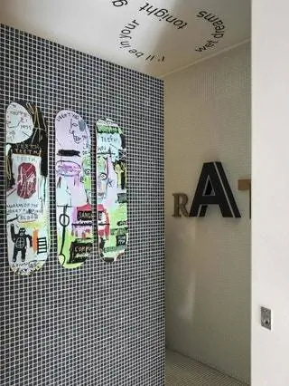 Над входом в ванную комнату триптих «Скейтборд» Жана-Мишеля Баскии, издание MoMA, а на потолке - инсталляция…