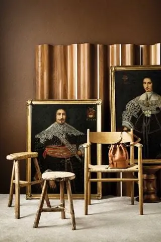 Табуреты в кресле Mestizo от Hans J. Wegner в Reno с сумкой Balloon от Loewe и табуретом C и экраном, оба из…
