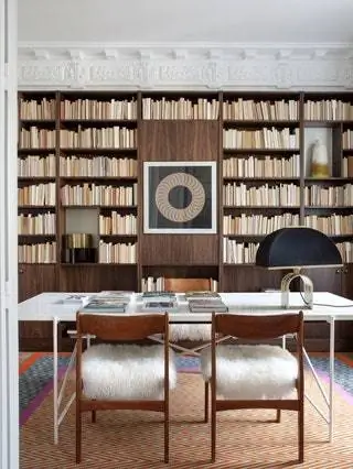 Спорное решение перевернуть книги вверх дном, которое несколько лет назад уже взорвало интернет, принимается в этом доме… Спорное решение перевернуть книги вверх дном, которое несколько лет назад уже взорвало интернет, принимается в этом доме…