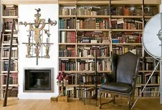 Эта библиотека, полная старых книг, соответствует тому, что мы все могли бы найти в логове… Эта библиотека, полная старых книг, соответствует тому, что мы все могли бы найти в логове…