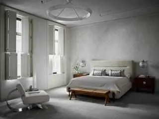 В главной спальне кровать Hutton от Kelly Wearstler, прикроватные тумбочки от Lawson Fenning, ковер…