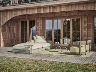 Этот альпийский курорт расположен на высоте 1560 м. высота. Уличная мебель Flexform