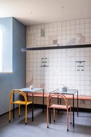 На первом этаже, в котором расположены две столовые, кухня ресторана, службы и склады, светло-голубые стены… На первом этаже, в котором расположены две столовые, кухня ресторана, службы и склады, светло-голубые стены…