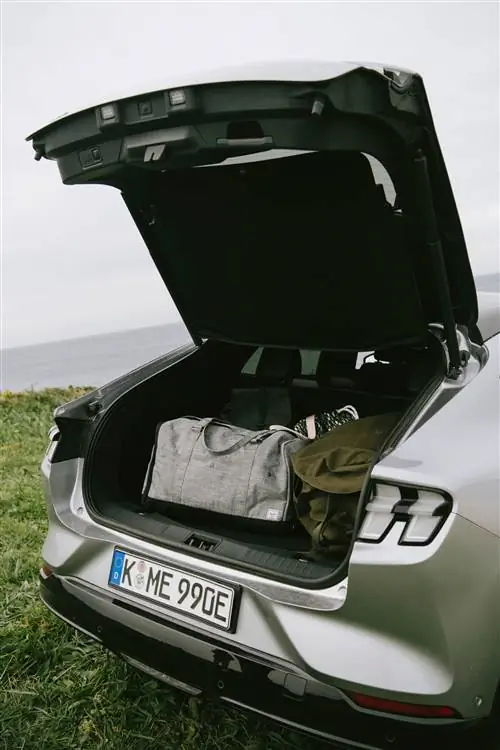 Ford Mustang MachE с открытым багажником Ford Mustang MachE с открытым багажником