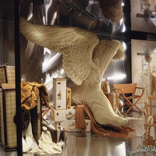 Витрина главного магазина Hermès в Париже