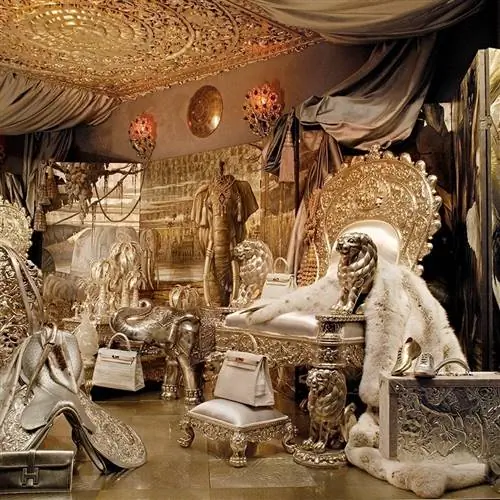 Его личный стиль был витиеватым тунисско-византийским и захватывающим