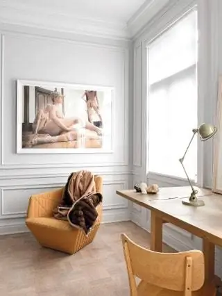 В спальне фотография VB 08 836 Ванессы Бикрофт, кресло Facett от Bouroullec для Ligne Roset и лампа Jield
