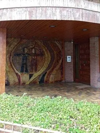 Дверной проем в верхней части Барселоны с парой, скрестившей руки на манер «Модулора» Ле Корбюзье…