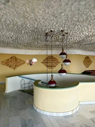 Верхний холл отеля El Puerto в Фуэнхироле. Цементный готель никогда не достигал такой изысканности