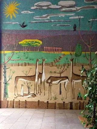 Несколько оленей и птиц ждут на выходе из этой фермы на проспекте доктора Флеминга в Мадриде, который был самым…