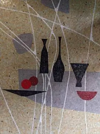 Излюбленная тема испанского искусства, натюрморт, на этот раз с фруктами и бутылками в мозаике 1958 года на портале…