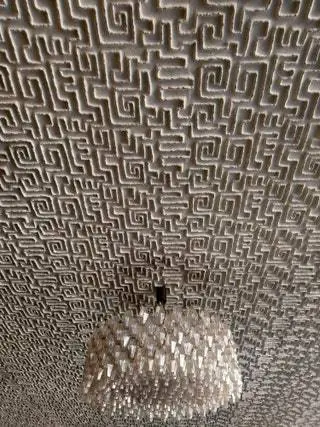 Рельефный потолок этого милнского портала соперничает по красоте с хрустальной люстрой. Какая удача войти и выйти…