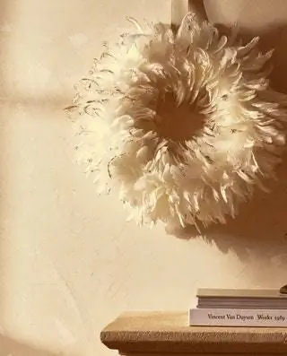 Оправдание пера на все времена года, поскольку эта корона от Zara Home создана не только для Рождества
