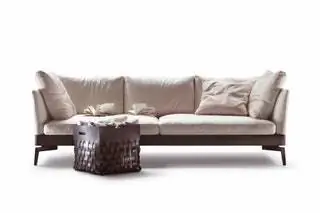Диван Flexform Feel Good, разработанный Антонио Читтерио, универсален и неподвластен времени. Набитые перьями подушки…