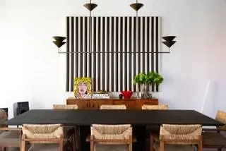 Стол из черненого дерева и стали представляет собой модель IBeam от Restoration Hardware, а обеденные стулья сделаны из…