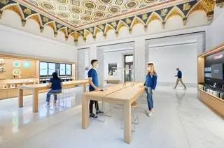 Новый Apple Via del Corso стал крупнейшим магазином Apple в Европе и расположен в…