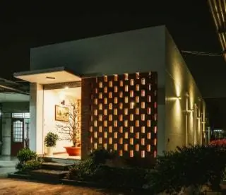 Small House 01 оказывается проектом с уникальной эстетикой, полной жизни, позволяющей уйти от городского центра и…