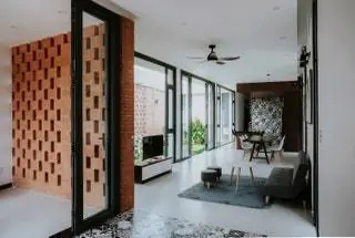 Small House 01 расположен на окраине Хошимина во Вьетнаме и был построен в 2019 году студией 90º Design
