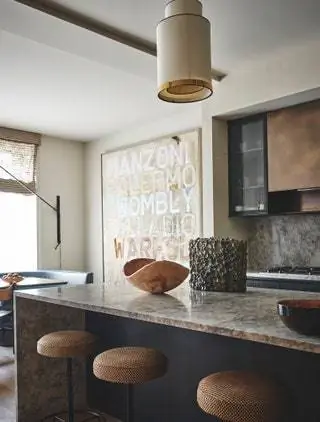 Новые стальные и стеклянные шкафы с нестандартными ручками и патинированной бронзовой вытяжкой создавали…